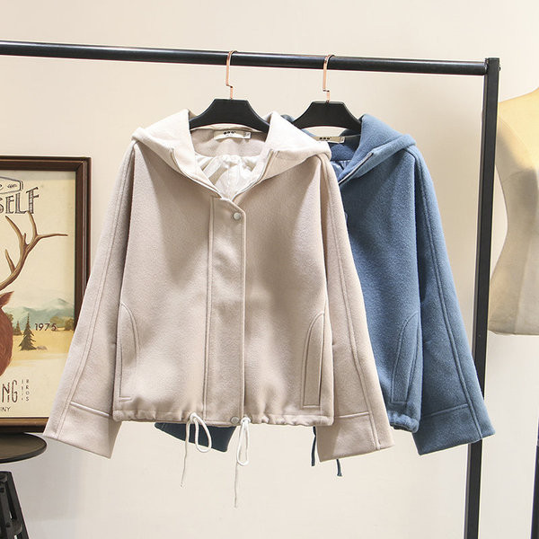 Μοντέρνο γυναικείο μπουφάν με κουκούλα και φερμουάρ σε μπλε και μπεζ χρώμα