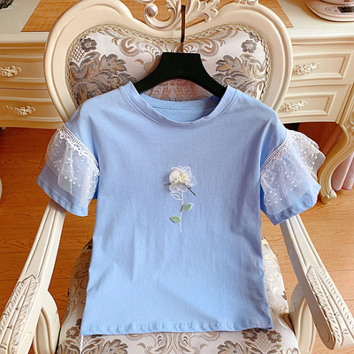 Γυναικεία μπλούζα με δαντέλα και στρόγγυλη λαιμόκοψη σε μπλε, ροζ και άσπρο χρώμα