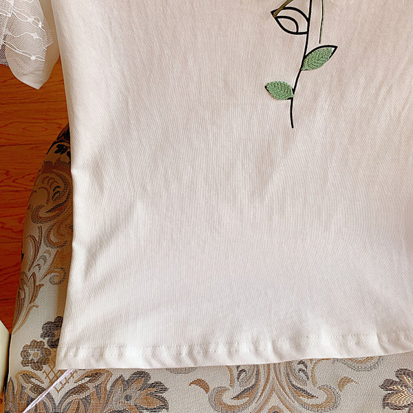 Γυναικεία μπλούζα με δαντέλα και στρόγγυλη λαιμόκοψη σε μπλε, ροζ και άσπρο χρώμα