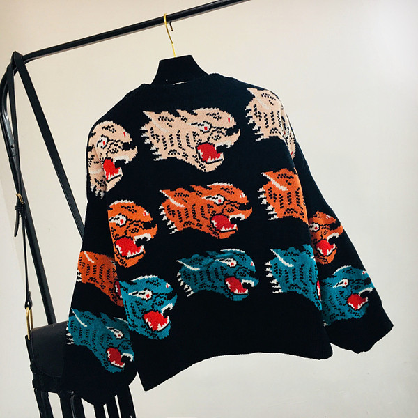 Női téli pulóver színes hímzéssel