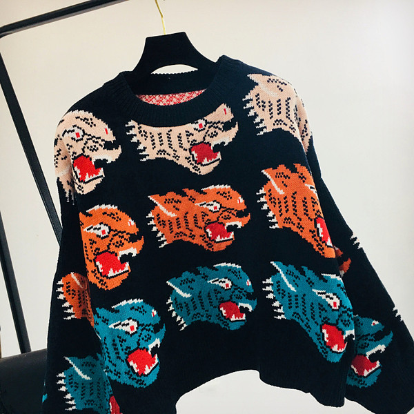 Női téli pulóver színes hímzéssel