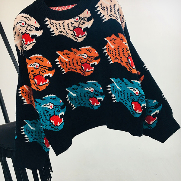 Női téli pulóver színes hímzéssel