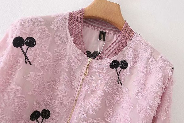 Γυναικείο καθημερινό μπουφάν  φθινοπωρινό με ψηλό γιακά και φερμουάρ σε μοβ και λευκό χρώμα