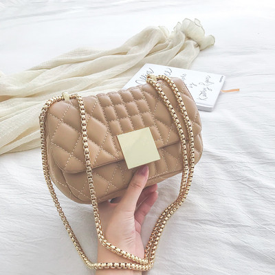 Μοντέρνα γυναικεία τσάντα με μεταλλική αλυσίδα και πόρπη από οικολογικό δέρμα σε διάφορα χρώματα