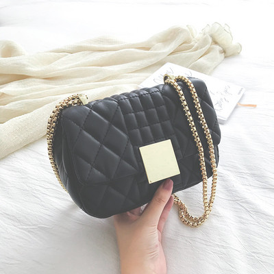 Μοντέρνα γυναικεία τσάντα με μεταλλική αλυσίδα και πόρπη από οικολογικό δέρμα σε διάφορα χρώματα