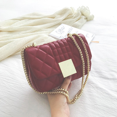 Μοντέρνα γυναικεία τσάντα με μεταλλική αλυσίδα και πόρπη από οικολογικό δέρμα σε διάφορα χρώματα