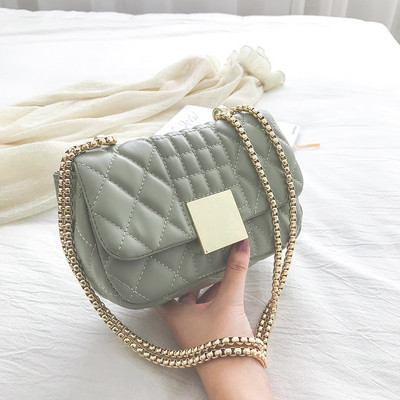 Μοντέρνα γυναικεία τσάντα με μεταλλική αλυσίδα και πόρπη από οικολογικό δέρμα σε διάφορα χρώματα