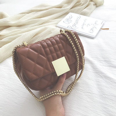 Μοντέρνα γυναικεία τσάντα με μεταλλική αλυσίδα και πόρπη από οικολογικό δέρμα σε διάφορα χρώματα