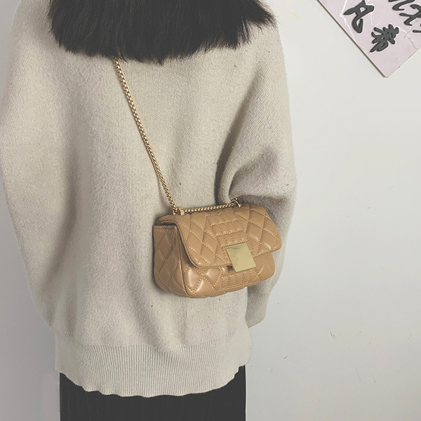 Μοντέρνα γυναικεία τσάντα με μεταλλική αλυσίδα και πόρπη από οικολογικό δέρμα σε διάφορα χρώματα