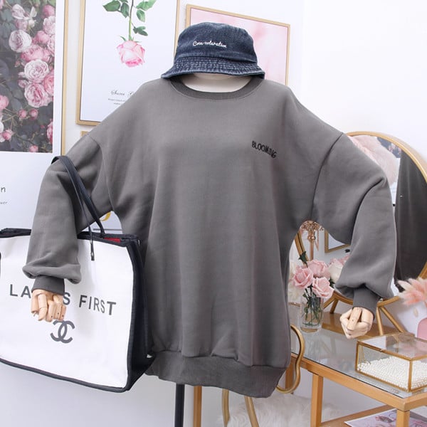 Hanorac de dama modern cu decolteu in O si broderie - model larg