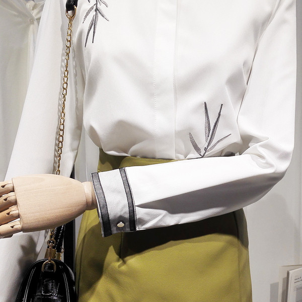 Cămașă elegantă de damă cu broderie în alb