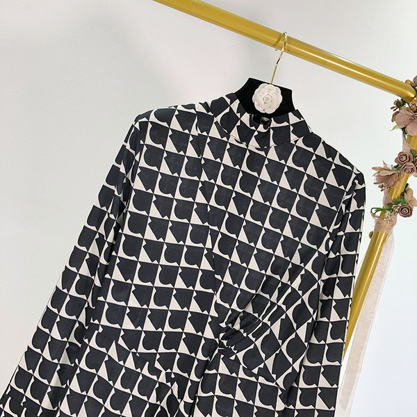 Rochie lunga in carouri cu guler inalt - model croi