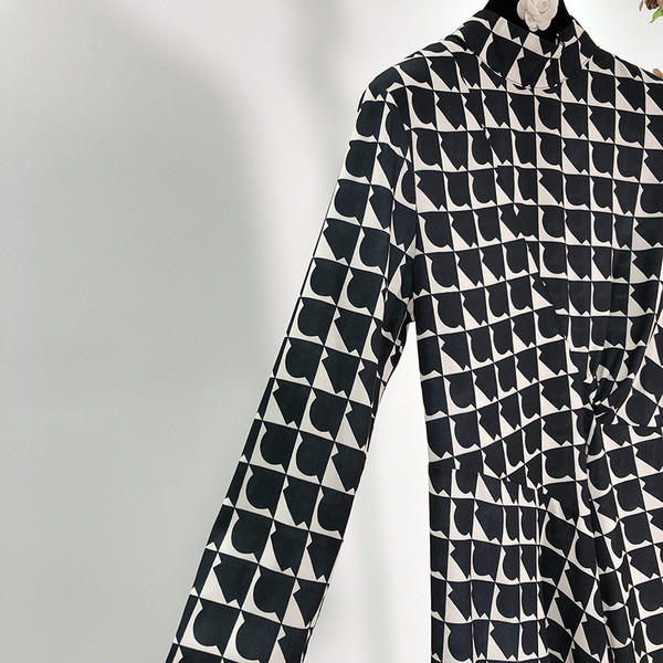 Rochie lunga in carouri cu guler inalt - model croi