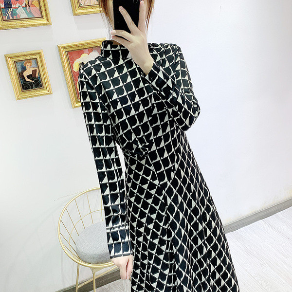 Rochie lunga in carouri cu guler inalt - model croi