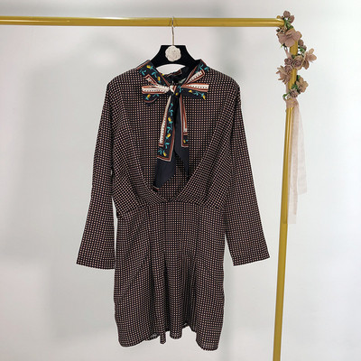 Κοντό καρό φόρεμα με ζώνη - Μοντέλο κοπής