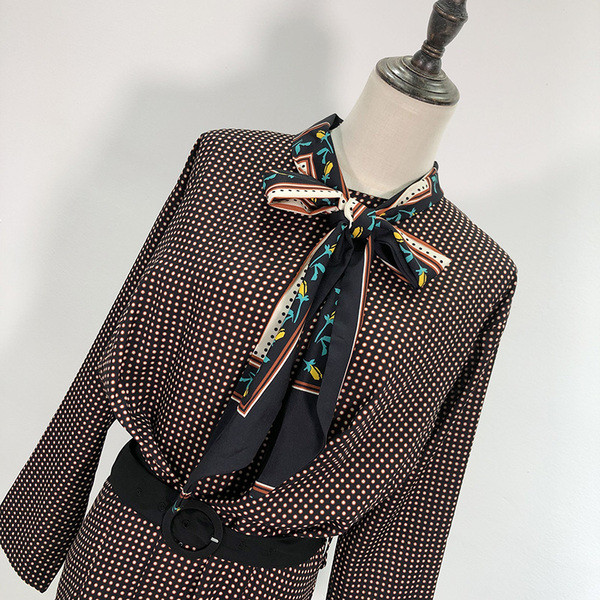 Κοντό καρό φόρεμα με ζώνη - Μοντέλο κοπής