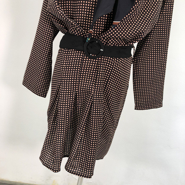 Κοντό καρό φόρεμα με ζώνη - Μοντέλο κοπής