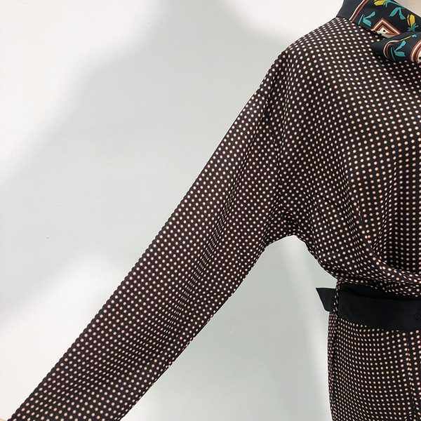 Κοντό καρό φόρεμα με ζώνη - Μοντέλο κοπής