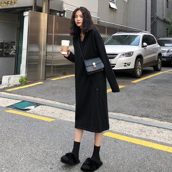 Rochie lunga de dama cu decolteu in V si nasturi in negru si bej