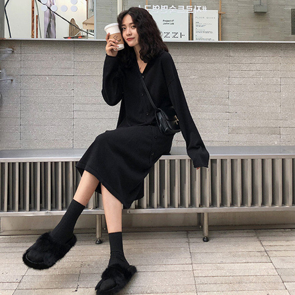 Rochie lunga de dama cu decolteu in V si nasturi in negru si bej