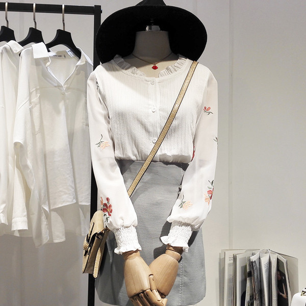 Cămașă modernă de damă cu decolteu oval și broderie florală în alb