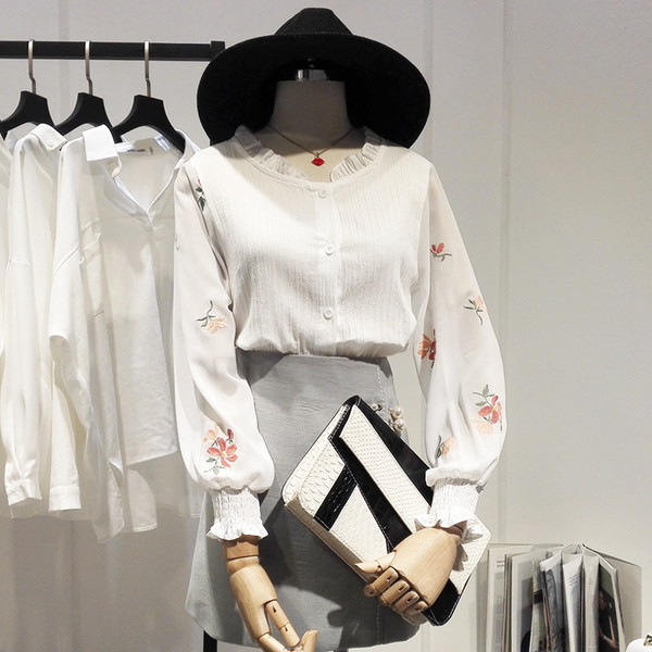 Cămașă modernă de damă cu decolteu oval și broderie florală în alb