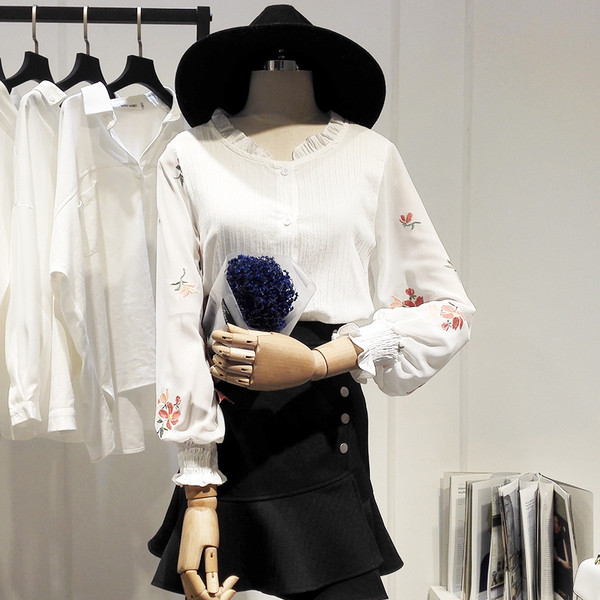 Cămașă modernă de damă cu decolteu oval și broderie florală în alb