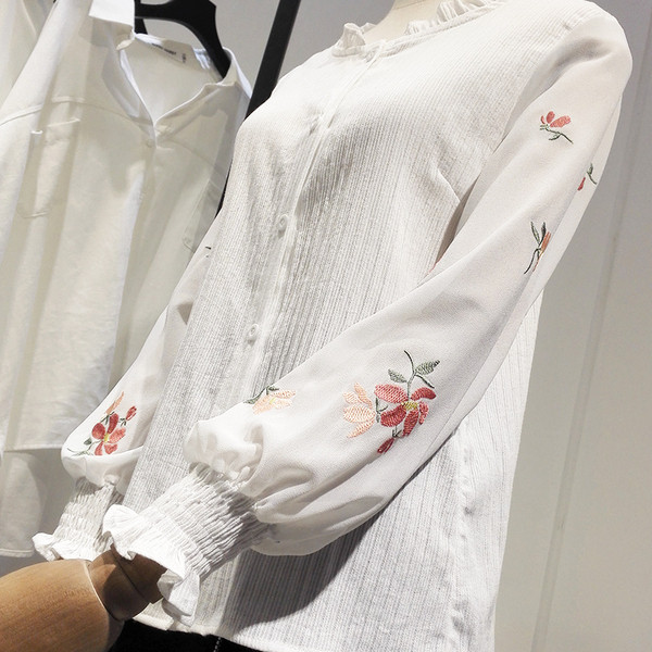 Cămașă modernă de damă cu decolteu oval și broderie florală în alb