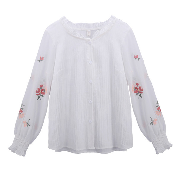 Cămașă modernă de damă cu decolteu oval și broderie florală în alb