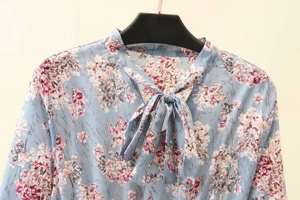 Modern női ruha hosszú ujjal, kék virágmintával