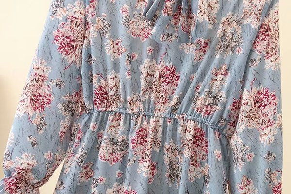 Modern női ruha hosszú ujjal, kék virágmintával