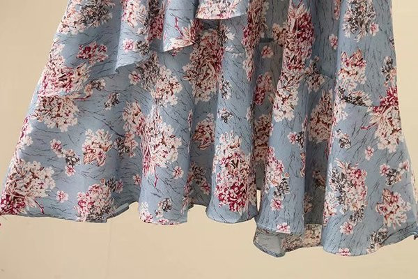 Modern női ruha hosszú ujjal, kék virágmintával