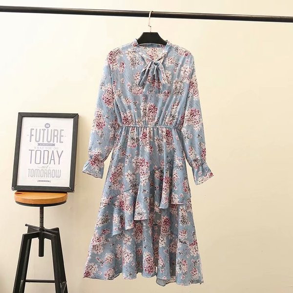 Modern női ruha hosszú ujjal, kék virágmintával