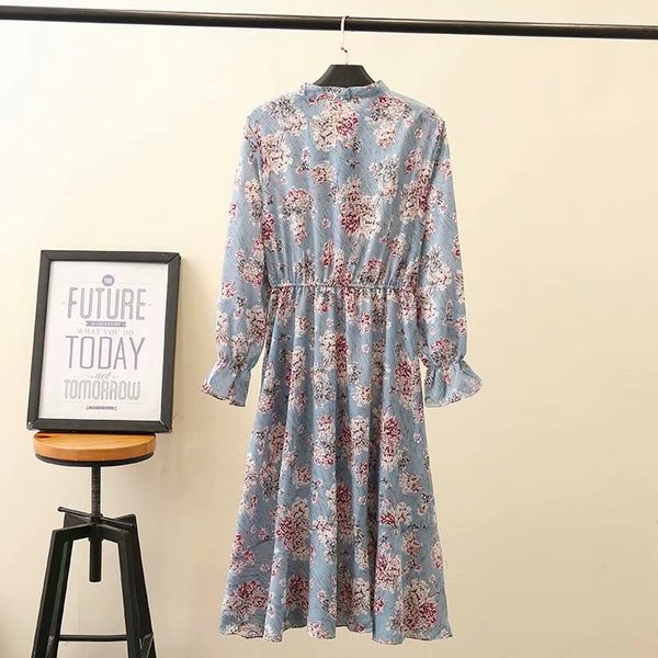 Modern női ruha hosszú ujjal, kék virágmintával