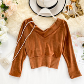 Μοντέρνα κοντή γυναικεία μπλούζα με μανίκια 3/4 και λαιμόκοψη σε διάφορα χρώματα