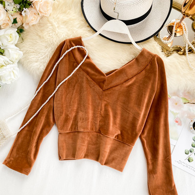 Μοντέρνα κοντή γυναικεία μπλούζα με μανίκια 3/4 και λαιμόκοψη σε διάφορα χρώματα