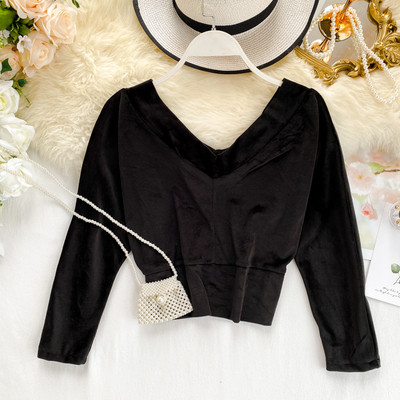 Μοντέρνα κοντή γυναικεία μπλούζα με μανίκια 3/4 και λαιμόκοψη σε διάφορα χρώματα