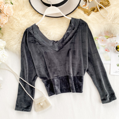 Μοντέρνα κοντή γυναικεία μπλούζα με μανίκια 3/4 και λαιμόκοψη σε διάφορα χρώματα