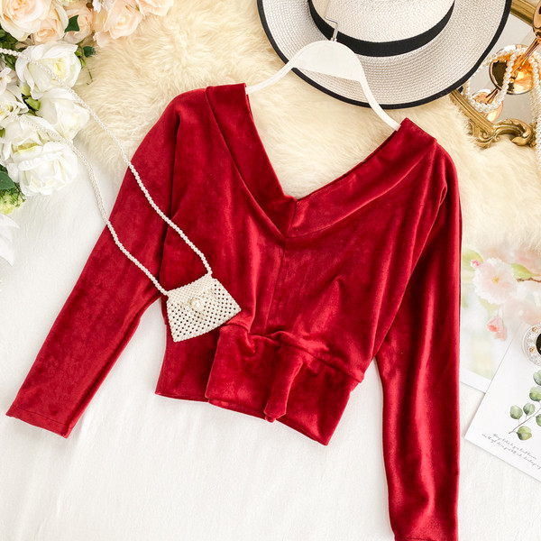 Μοντέρνα κοντή γυναικεία μπλούζα με μανίκια 3/4 και λαιμόκοψη σε διάφορα χρώματα