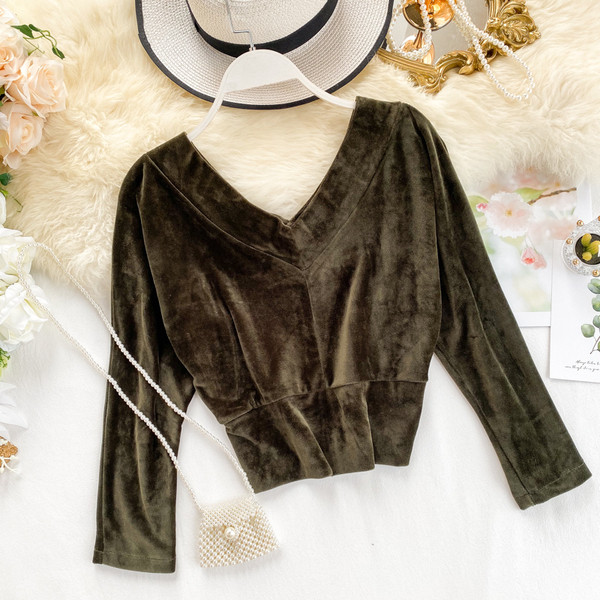 Μοντέρνα κοντή γυναικεία μπλούζα με μανίκια 3/4 και λαιμόκοψη σε διάφορα χρώματα