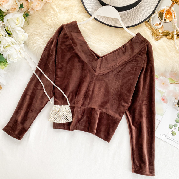 Μοντέρνα κοντή γυναικεία μπλούζα με μανίκια 3/4 και λαιμόκοψη σε διάφορα χρώματα