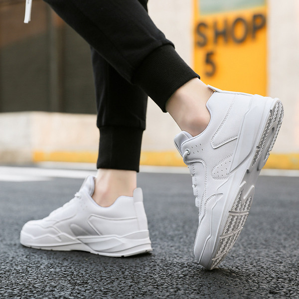 Modern férfi tornacipő bőrből fehér, fekete és bézs színben