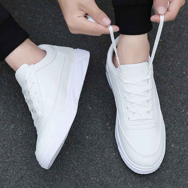 Ανδρικά casual αθλητικά παπούτσια με κορδόνια  σε μαύρο, λευκό και κόκκινο χρώμα