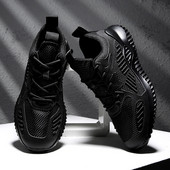 Modern férfi tornacipő fűzővel és durva talppal, fekete-fehér színben