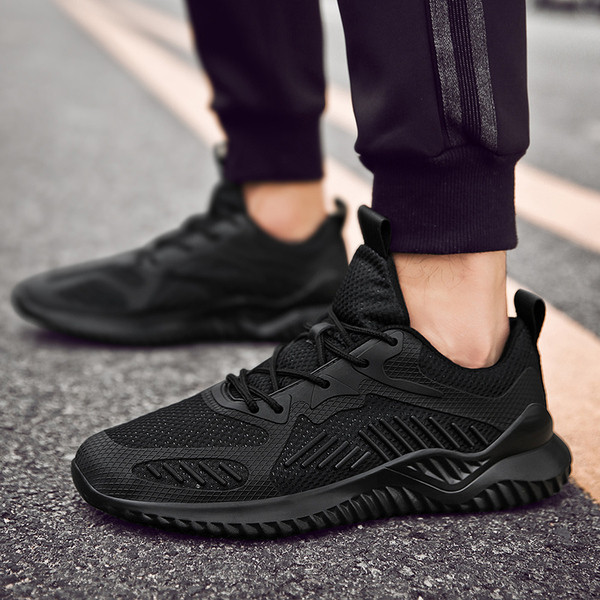 Modern férfi tornacipő fűzővel és durva talppal, fekete-fehér színben