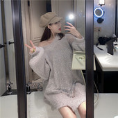 Hosszú és széles pulóver spitz nyakkivágással és fényes hatással