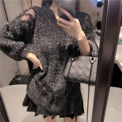 Hosszú és széles pulóver spitz nyakkivágással és fényes hatással