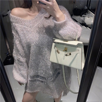 Hosszú és széles pulóver spitz nyakkivágással és fényes hatással