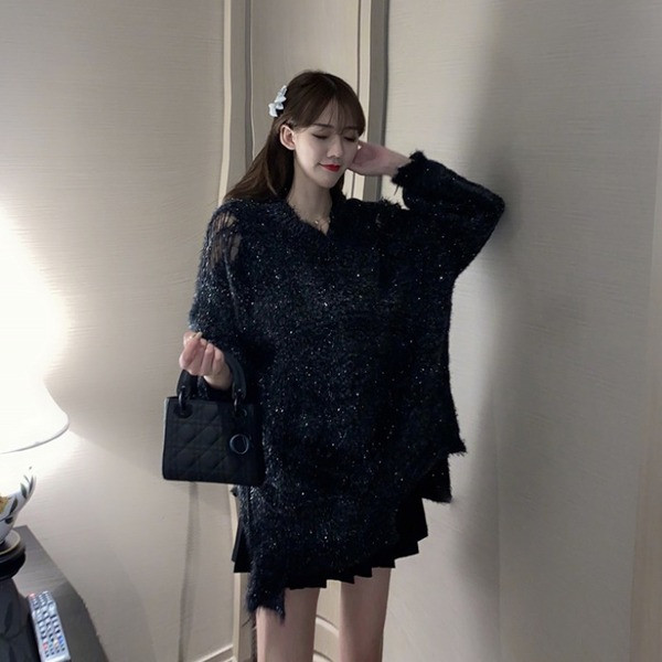 Hosszú és széles pulóver spitz nyakkivágással és fényes hatással