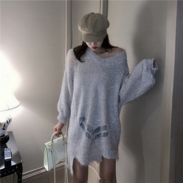 Hosszú és széles pulóver spitz nyakkivágással és fényes hatással